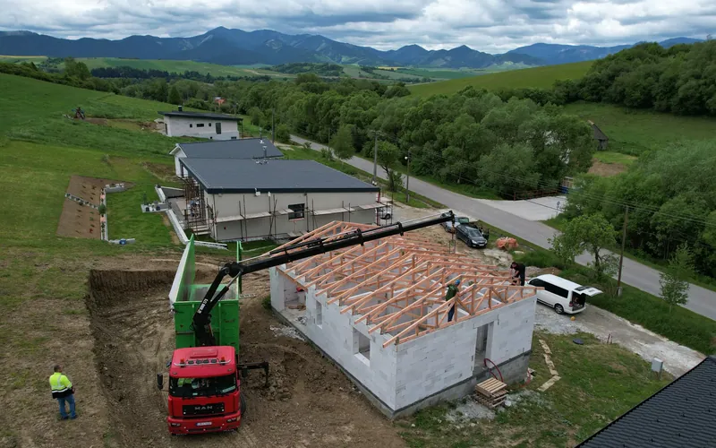 Montáž krovu na murovanom rodinnom dome z pohľadu dronu