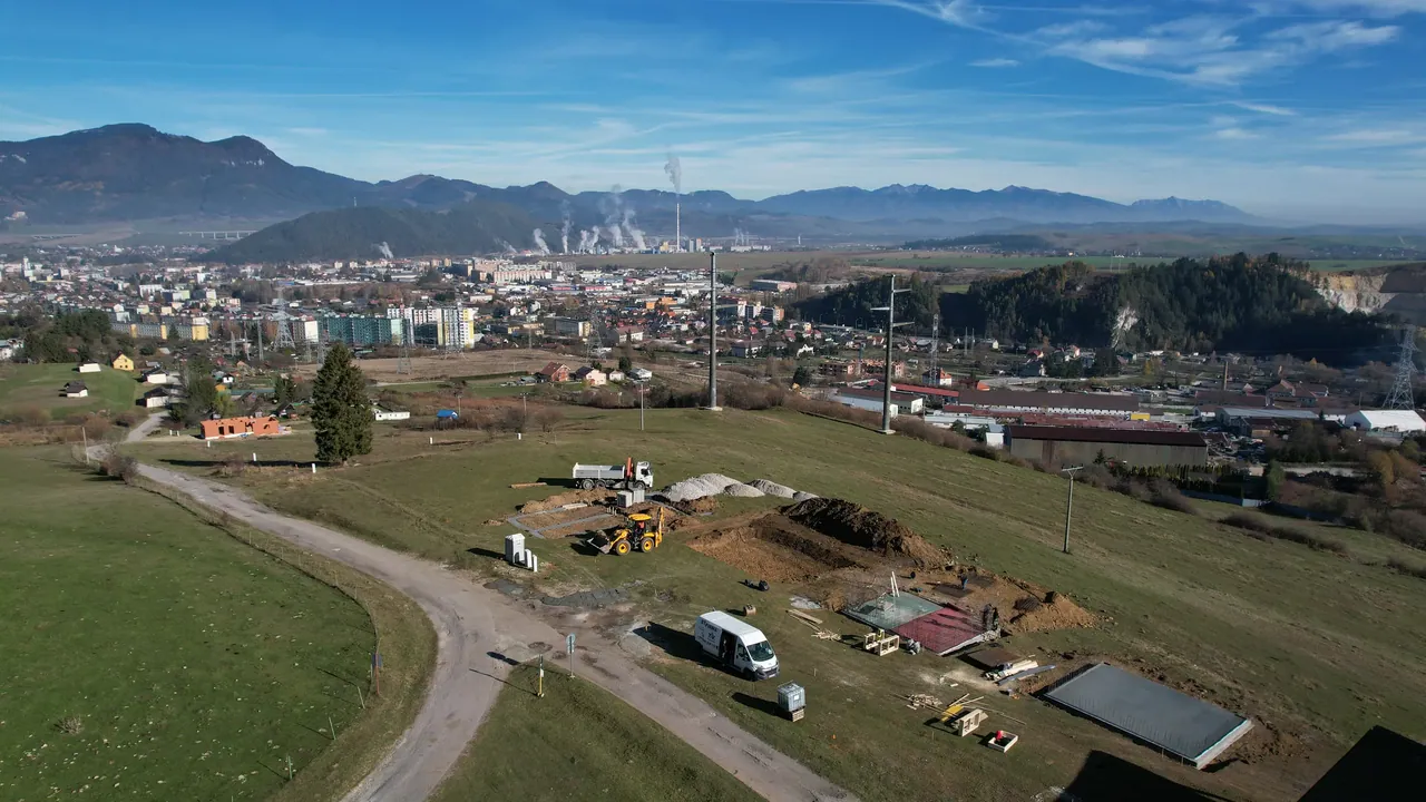 Stavenisko rodinných domov na Gejdáku nad Ružomberkom z pohľadu dronu