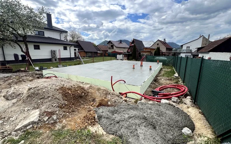 Hotová betónová základová doska pripravená na ďalšiu výstavbu