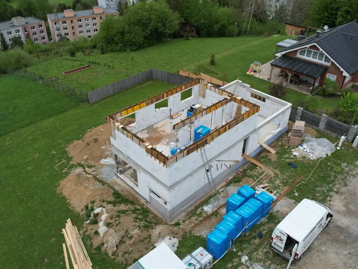 Hrubá stavba rodinného domu v Dolnom Kubíne – fotka 3
