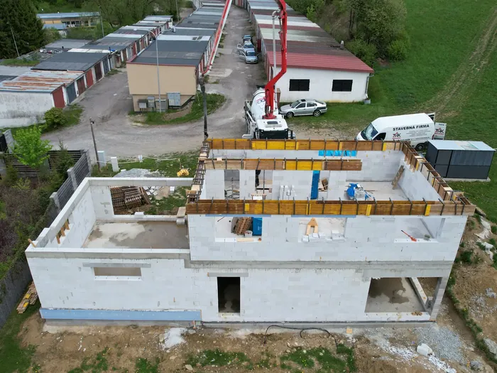 Hrubá stavba rodinného domu v Dolnom Kubíne – fotka 5