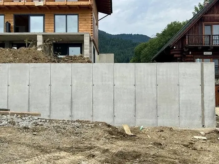 Hotový betónový oporný múr v Ižipovciach