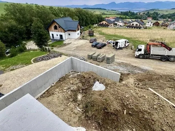 Oporný múr v Ižipovciach z pohľadu dronu