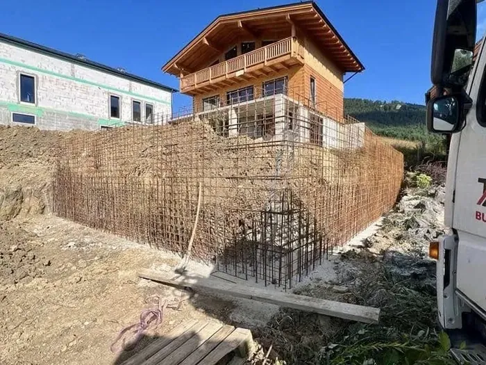 Výstuž oporného múru v Ižipovciach pred betonážou