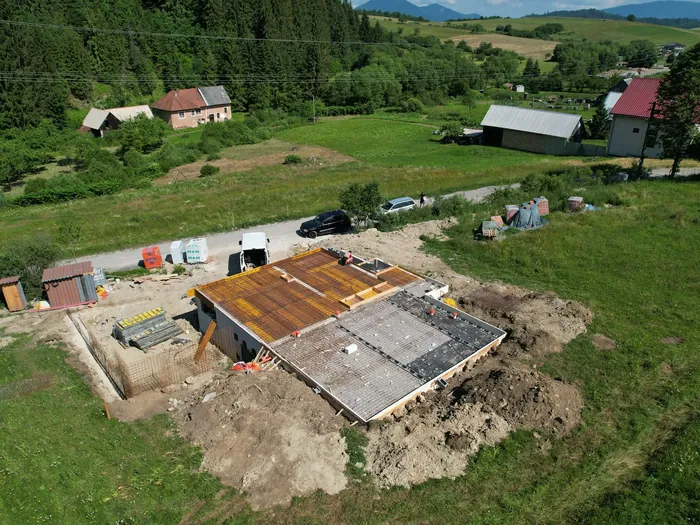 Rozostavaný rodinný dom v Komjatnej z pohľadu dronu