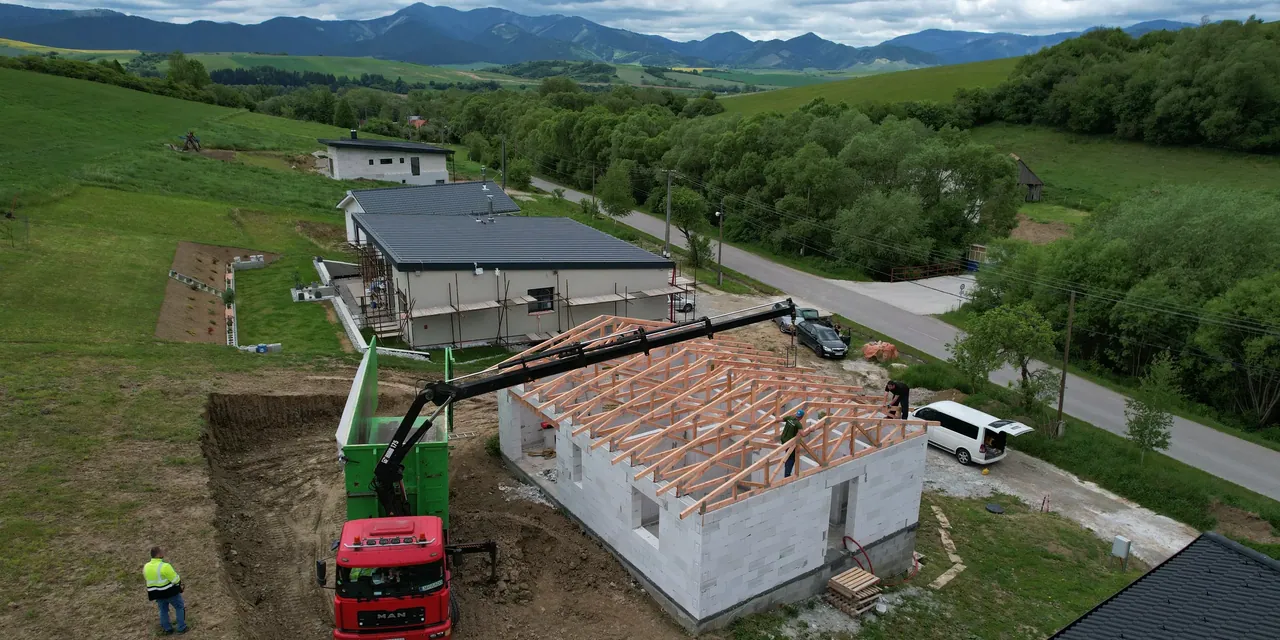 Montáž krovu na murovanom rodinnom dome z pohľadu dronu