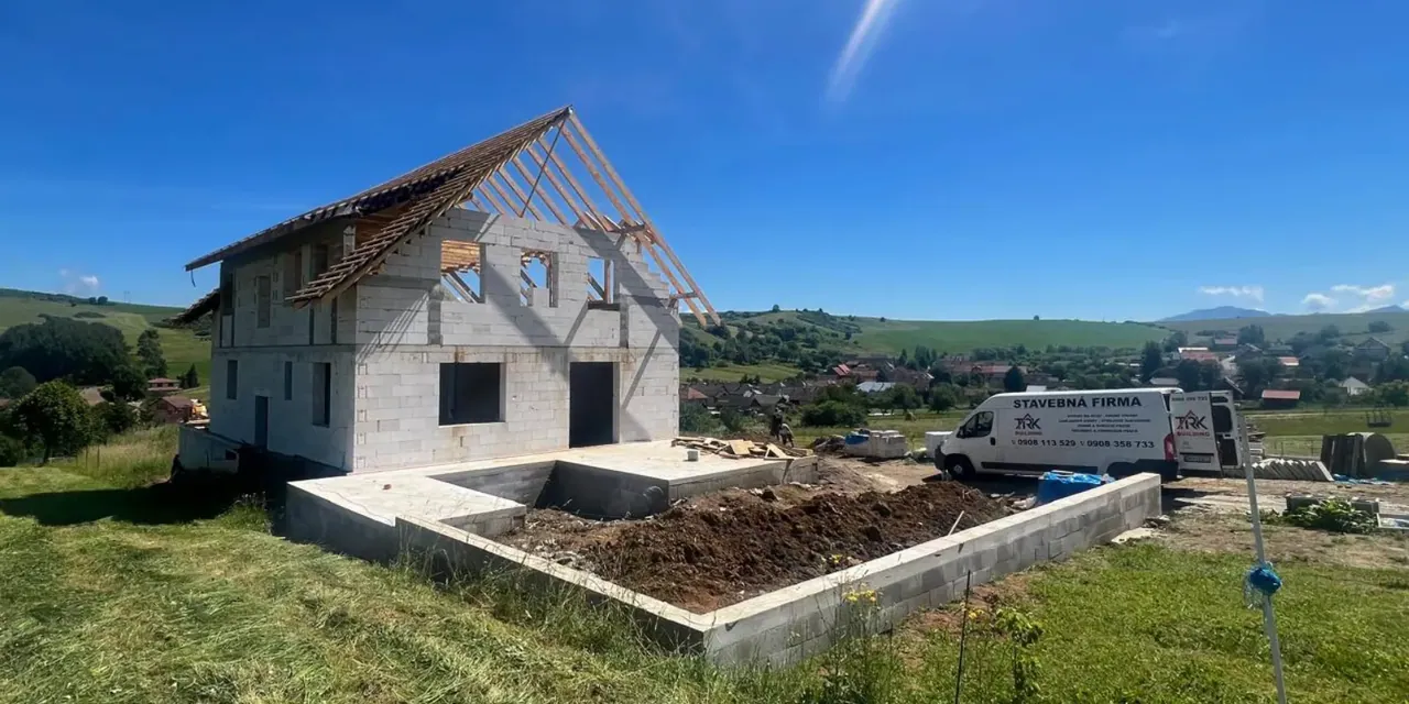 Murovaná hrubá stavba rodinného domu s krovom v Liptovských Sliačoch