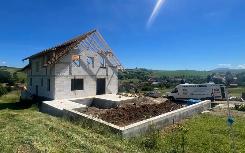 Murovaná hrubá stavba rodinného domu s krovom v Liptovských Sliačoch