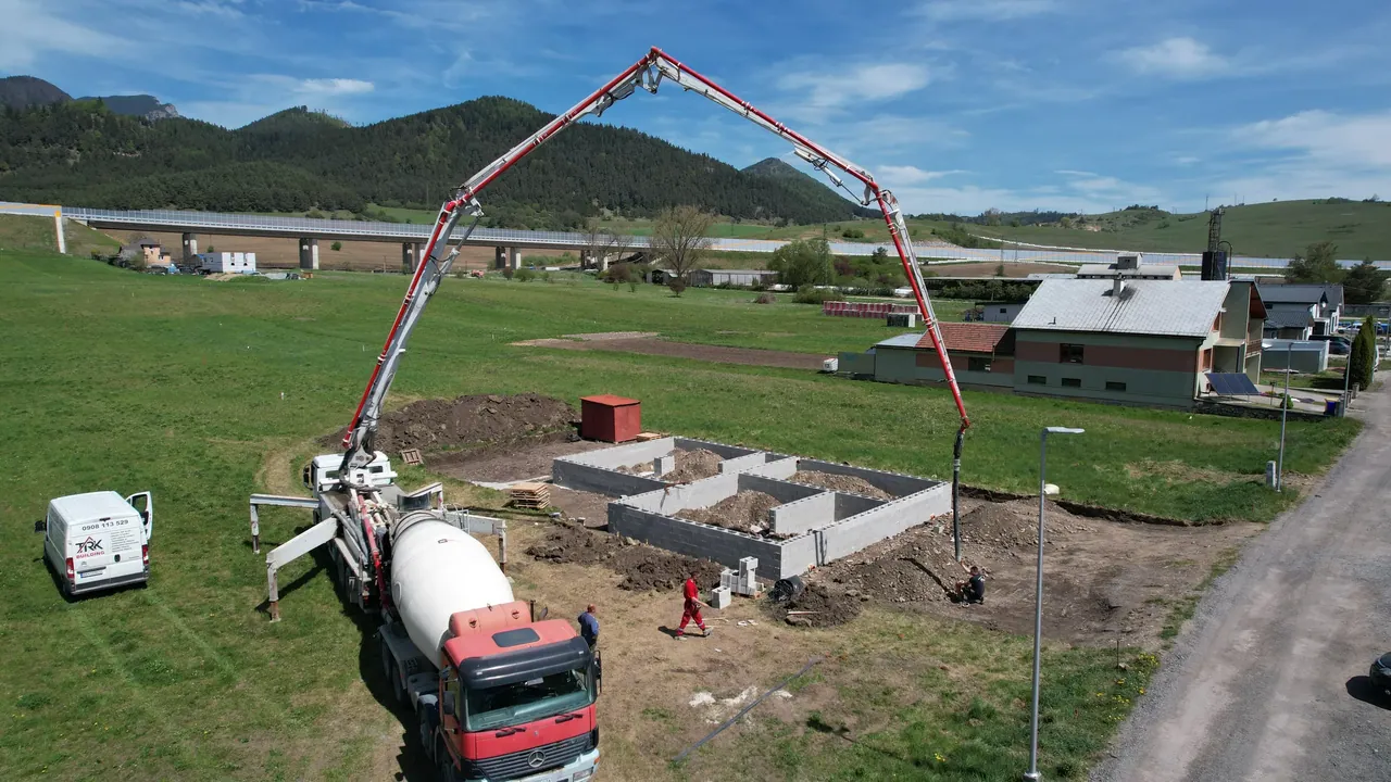 Betonáž základov rodinného domu v Liskovej z pohľadu dronu
