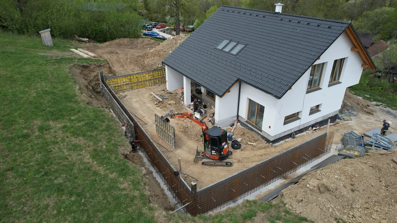 Výstavba oporných múrov okolo rodinného domu v Liptovských Matiašovciach z pohľadu dronu