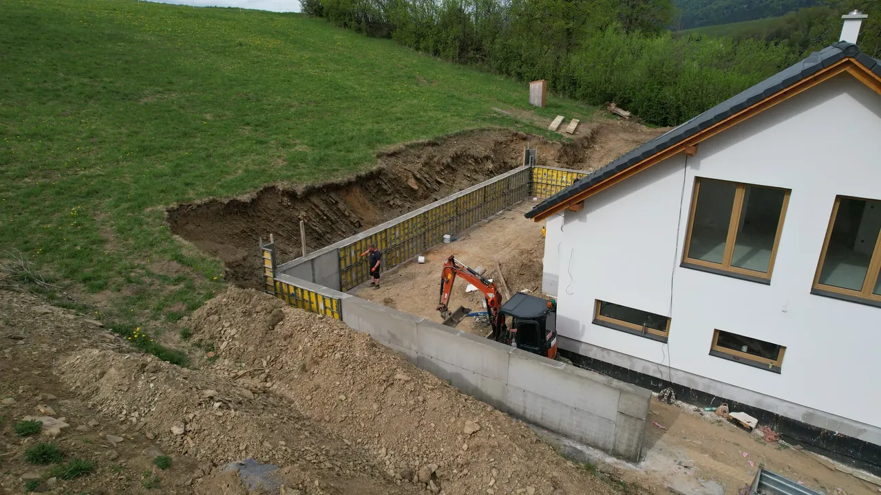 Výstavba oporného múru pri rodinnom dome v Liptovských Matiašovciach