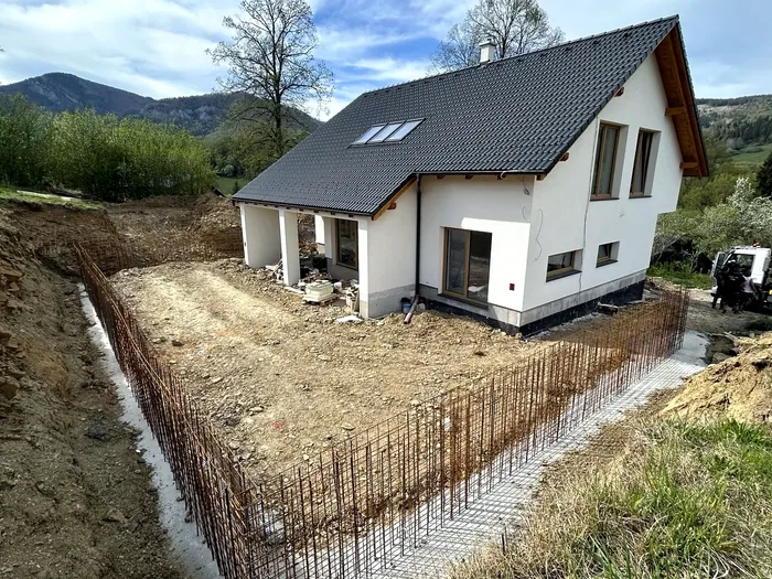 Oceľová výstuž oporného múru okolo pozemku pri rodinnom dome
