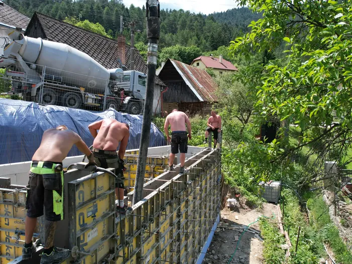 Monolitické steny rodinného domu v Černovej – fotka 10