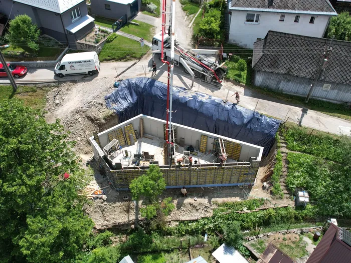 Monolitické steny rodinného domu v Černovej – fotka 13