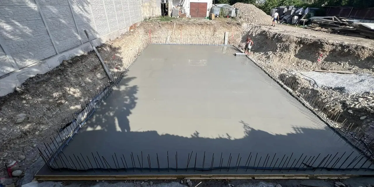 Čerstvo vybetónovaná a vyhladená základová doska