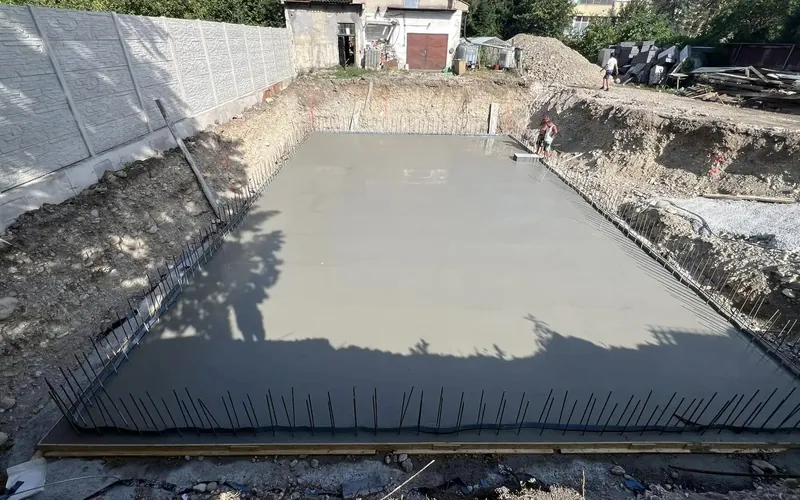 Čerstvo vybetónovaná a vyhladená základová doska